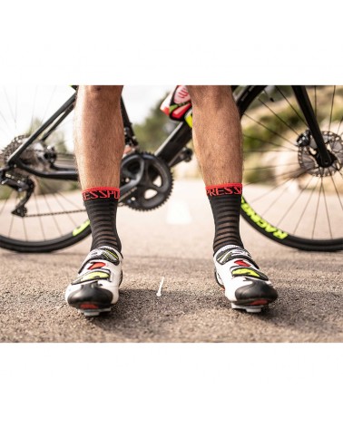 Compressport Pro Racing Socks V3.0 Ultralight Bike Calze a Compressione, Nero/Rosso