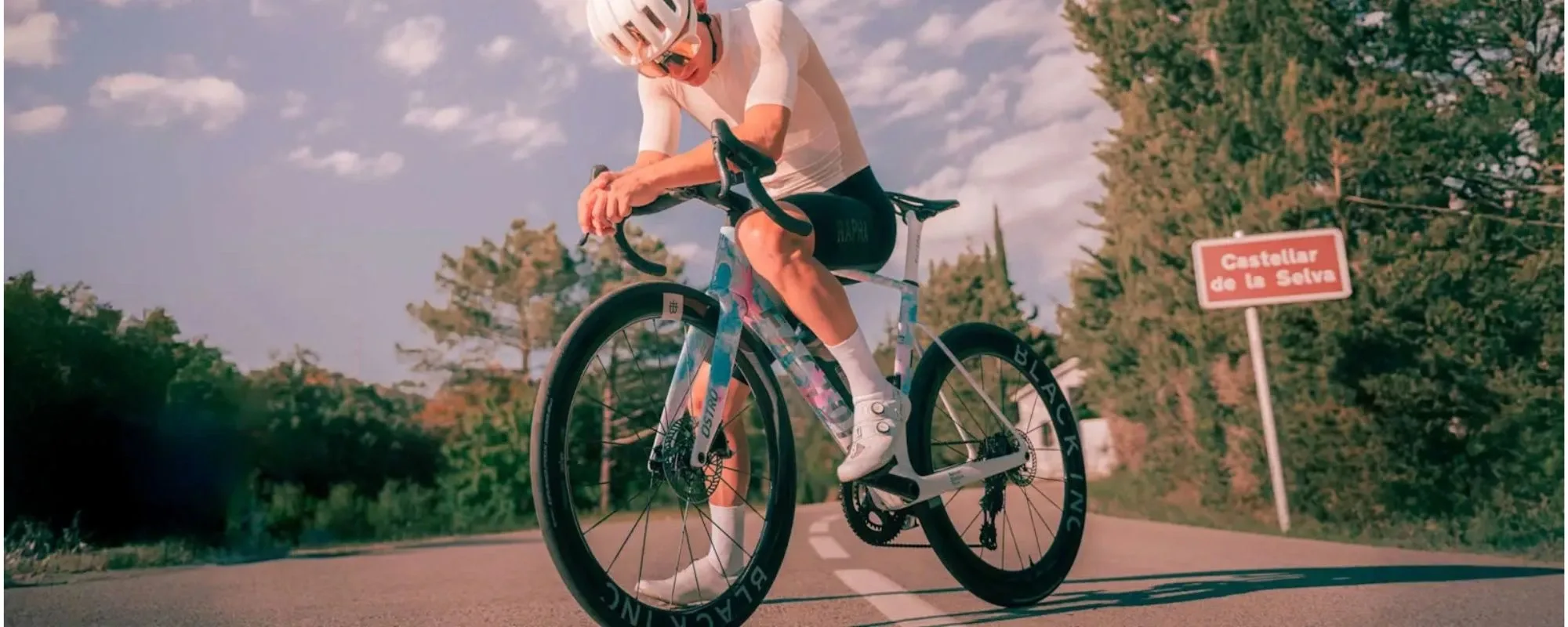 Ciclista su bici da strada in salita