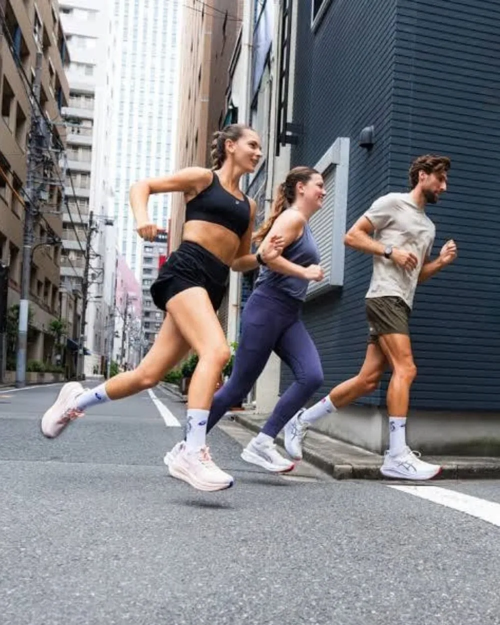 Runner che allaccia le scarpe da corsa sul bordo della strada