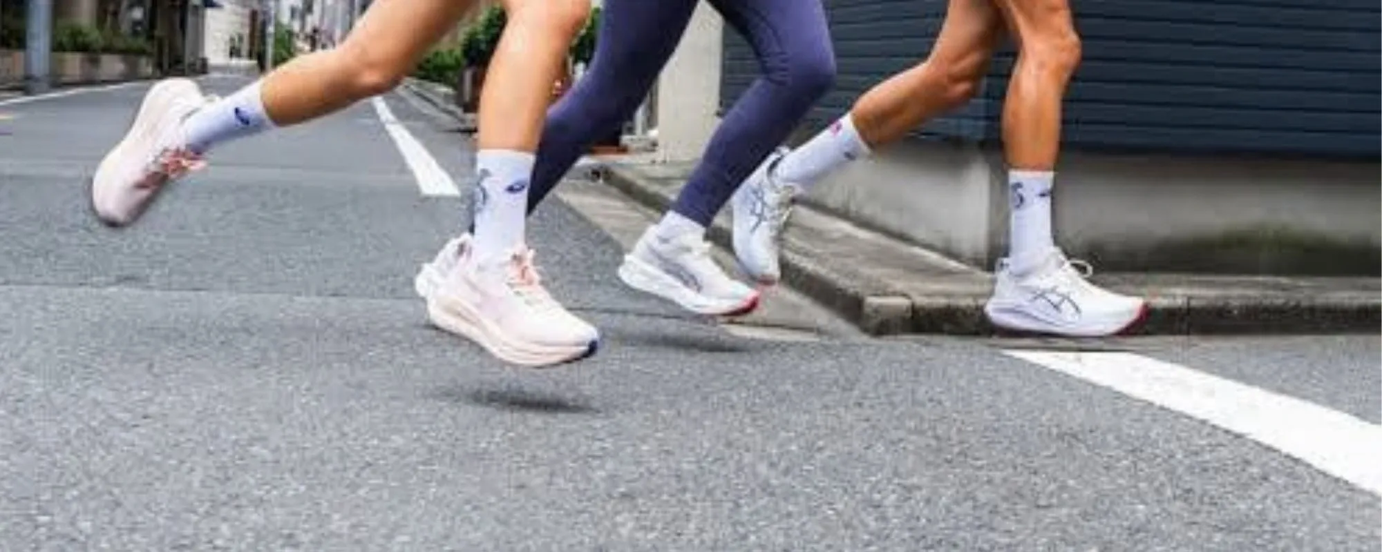 Runner che allaccia le scarpe da corsa sul bordo della strada
