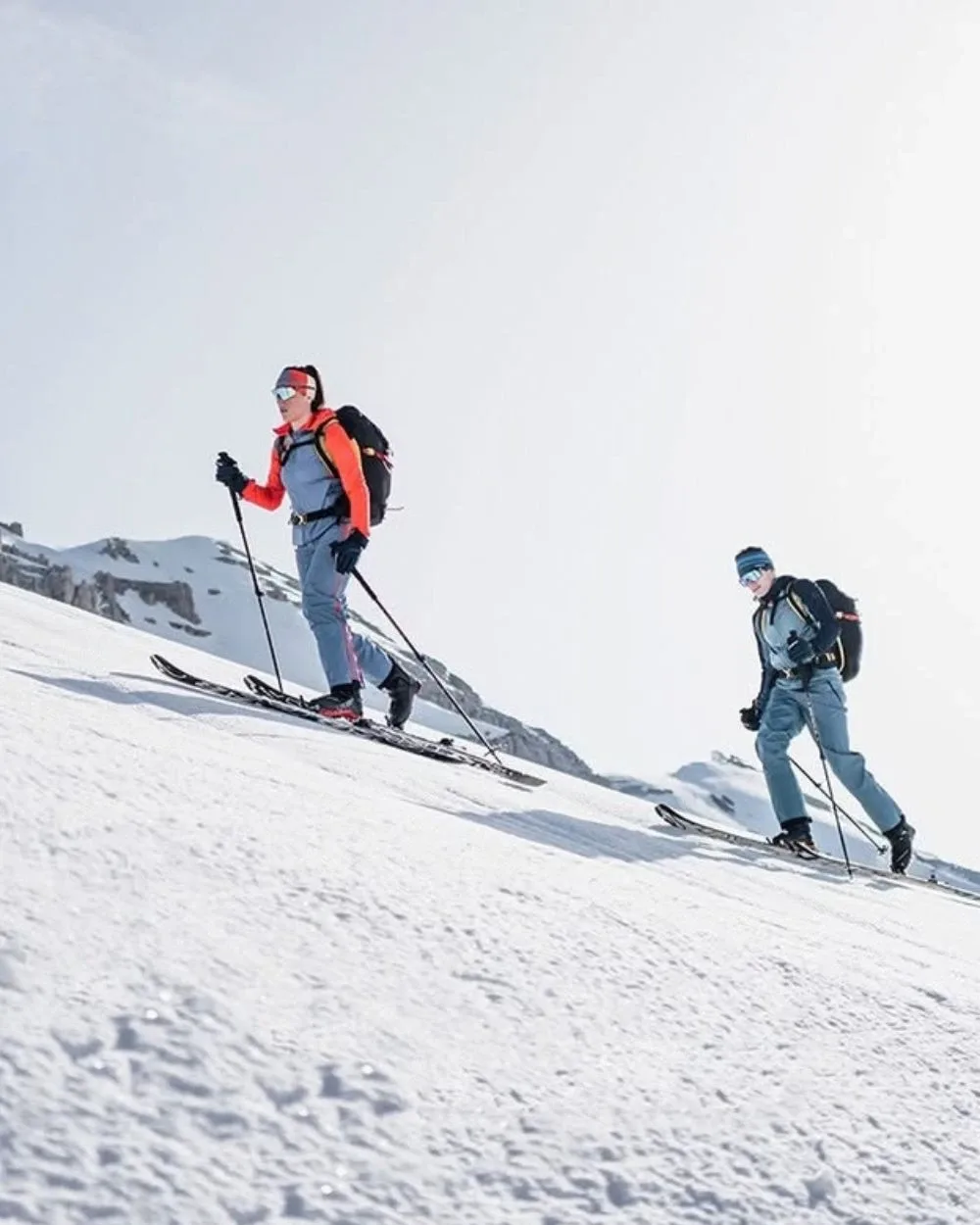 Due escursionisti in discesa con i bastoncini da trekking