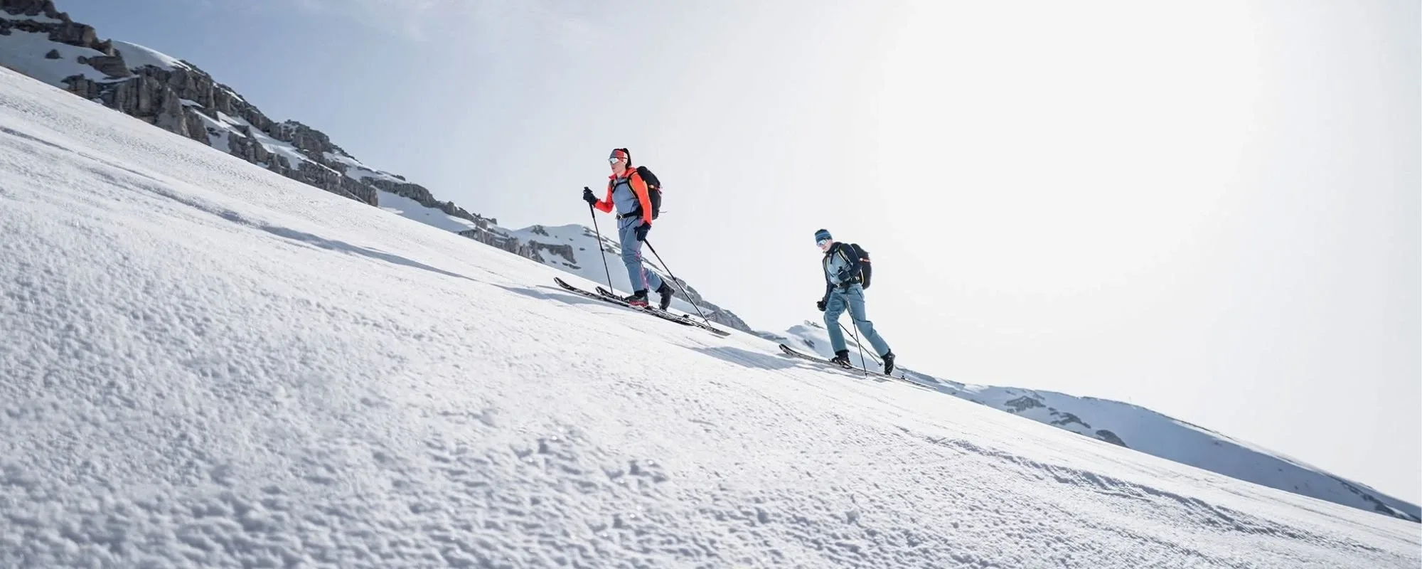 Due escursionisti in discesa con i bastoncini da trekking