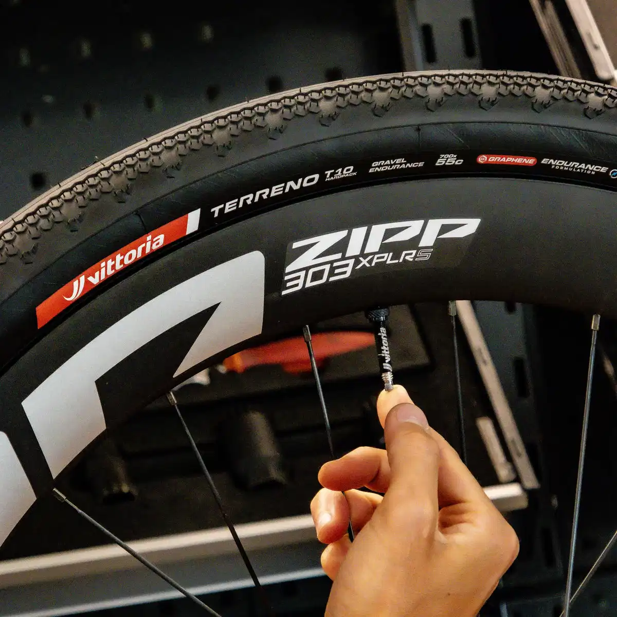 Il Vittoria Terreno T10 Hardpack 700x50c è uno pneumatico tubeless progettato per gravel endurance. Con un peso di 640 g e una mescola potenziata con Grafene, offre grip eccellente e resistenza alle forature, ideale per lunghe distanze su asfalto e ghiaia compatta.
