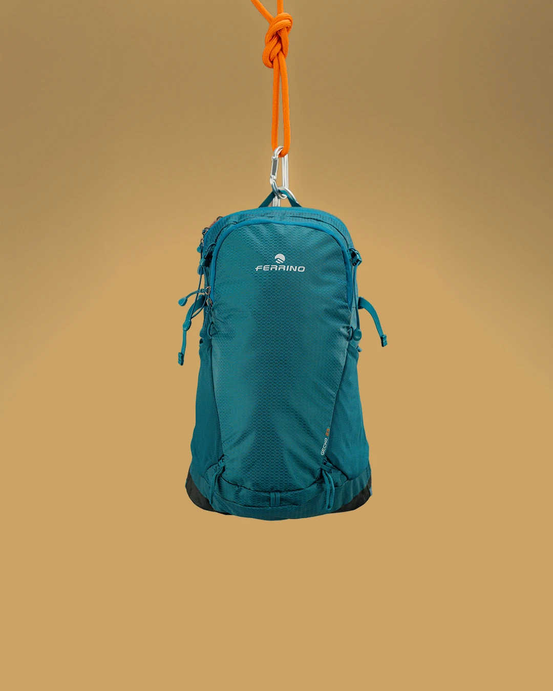 Lo zaino multisport Ferrino Gecko 23, nero, è leggero (910 g) e capiente (23 l), ideale per hiking e MTB. Con schienale ergonomico e sistema Dry Net, offre comfort e aerazione ottimali.