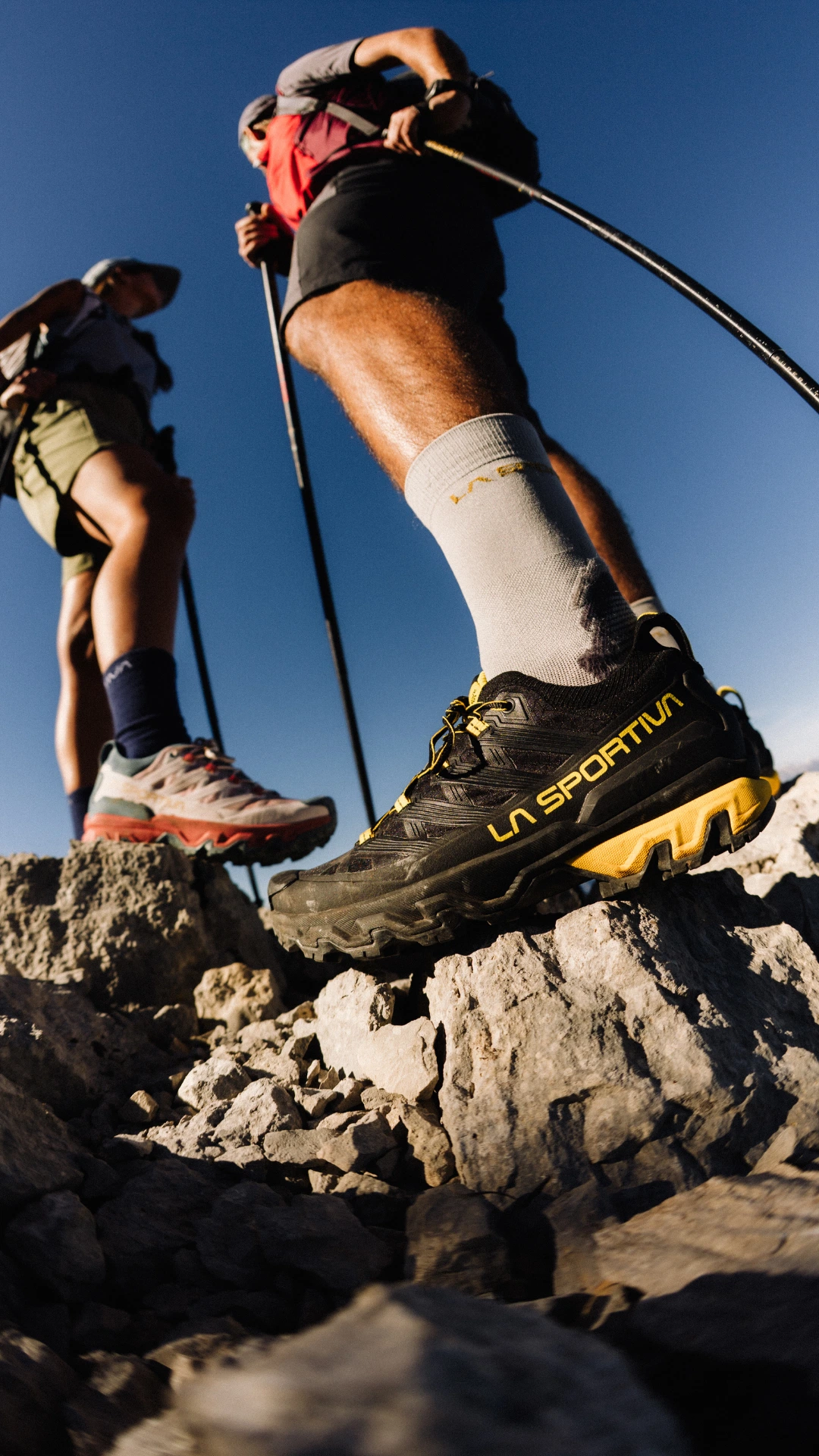 Le scarpe da hiking La Sportiva Ultra Raptor 3 Donna, pesano 295 g e offrono un drop di 8 mm. Con tomaia in mesh riciclato e membrana GORE-TEX, garantiscono traspirabilità e impermeabilità. La suola FriXion® White e il sistema Impact Brake assicurano grip e stabilità su ogni terreno.