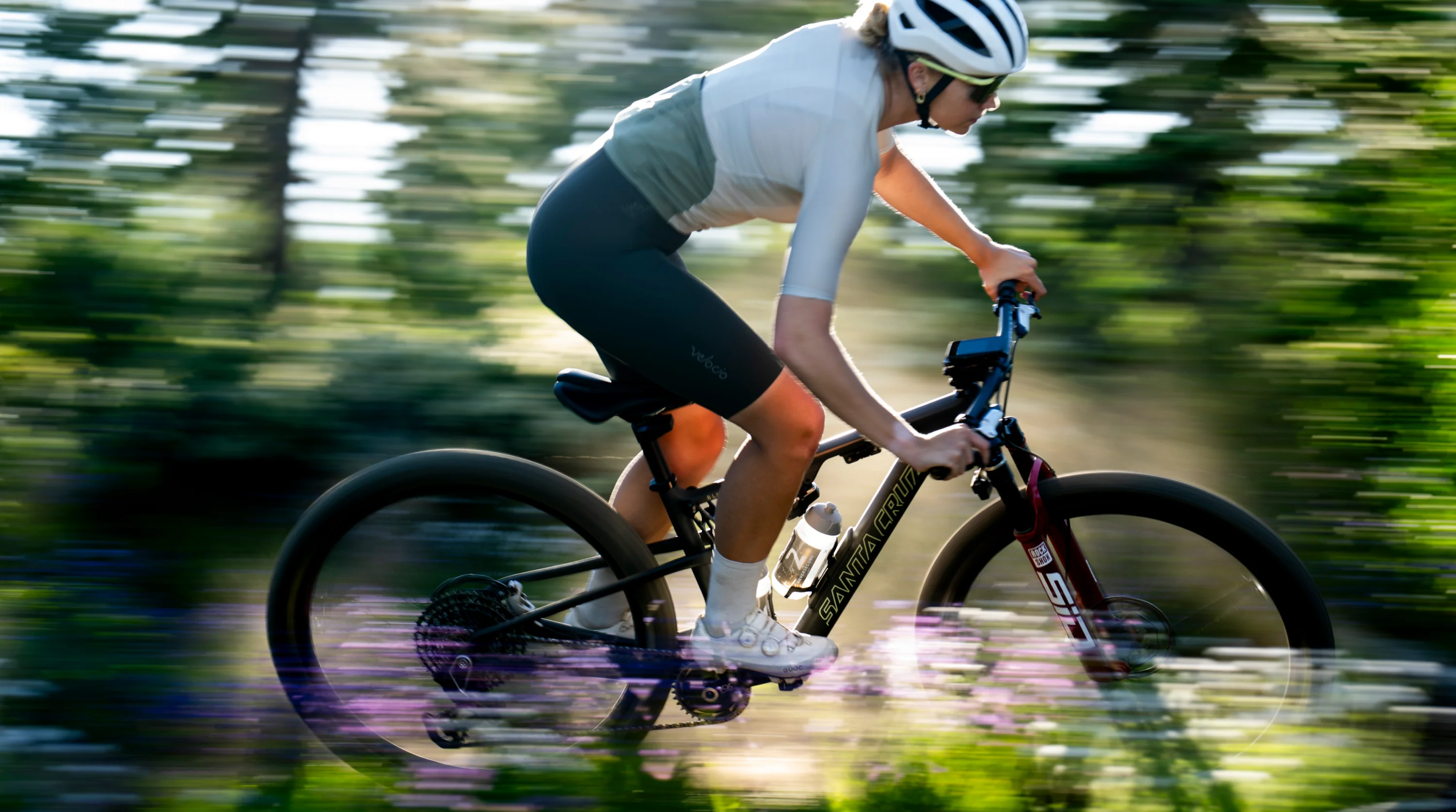 La Santa Cruz Blur 5 CC 29 offre un telaio in Carbon CC da 29" con escursione di 120mm e un peso di 13.21kg. Equipaggiata con forcella RockShox Sid e freni SRAM DB8, è ideale per gli appassionati di mountain bike.