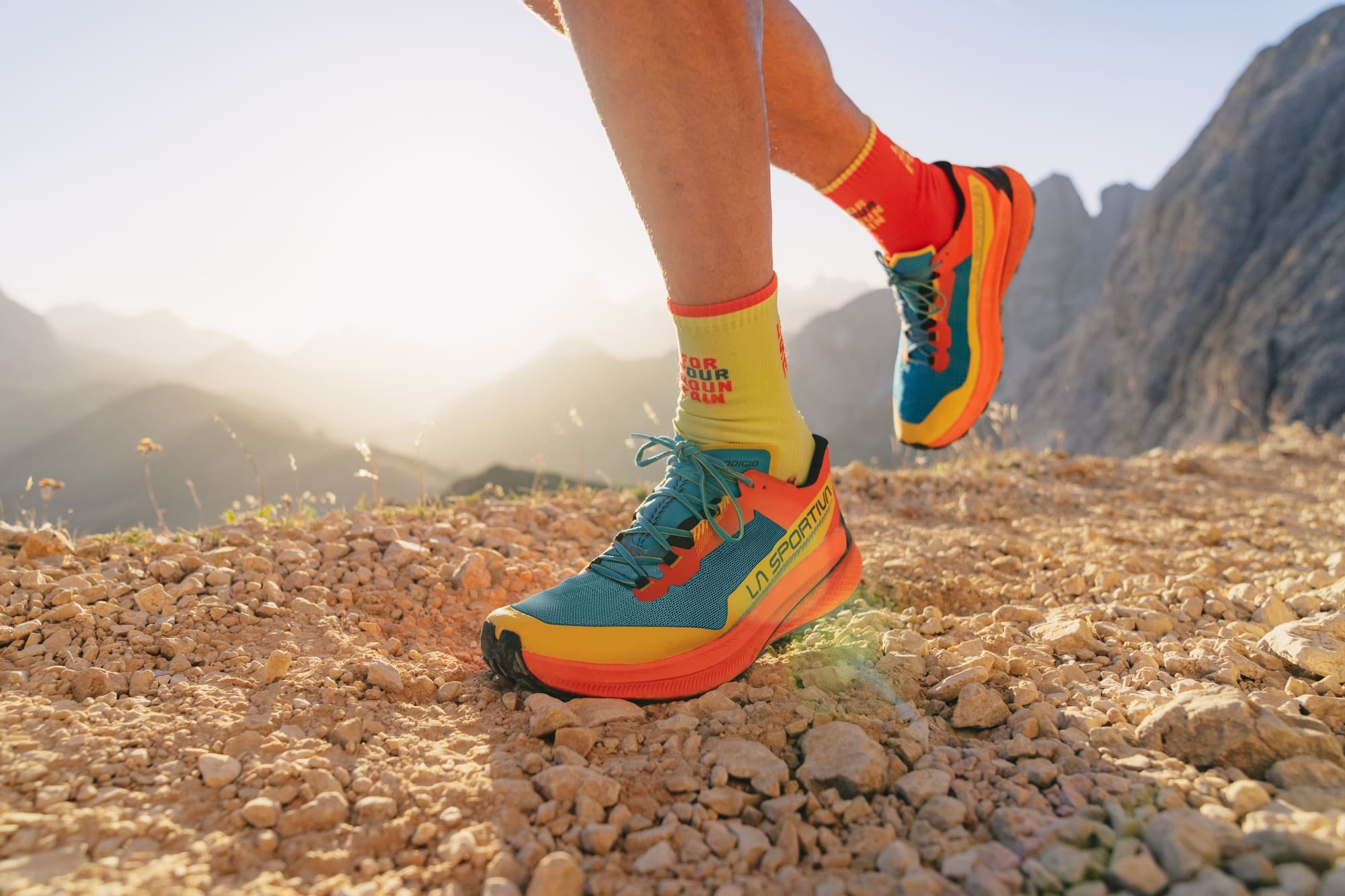 Post Instagram: trail runner su terreno sassoso all'alba
